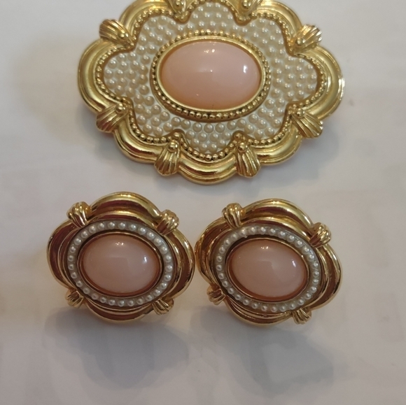 Vintage women's clip on earrings and brooch set REASONABLE OFFERS ACCEPTED - Picture 2 of 7